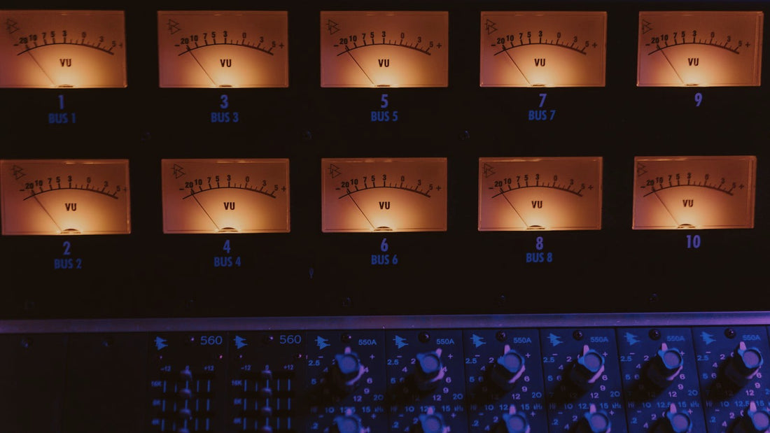 VU-mètres allumés sur une console de mastering