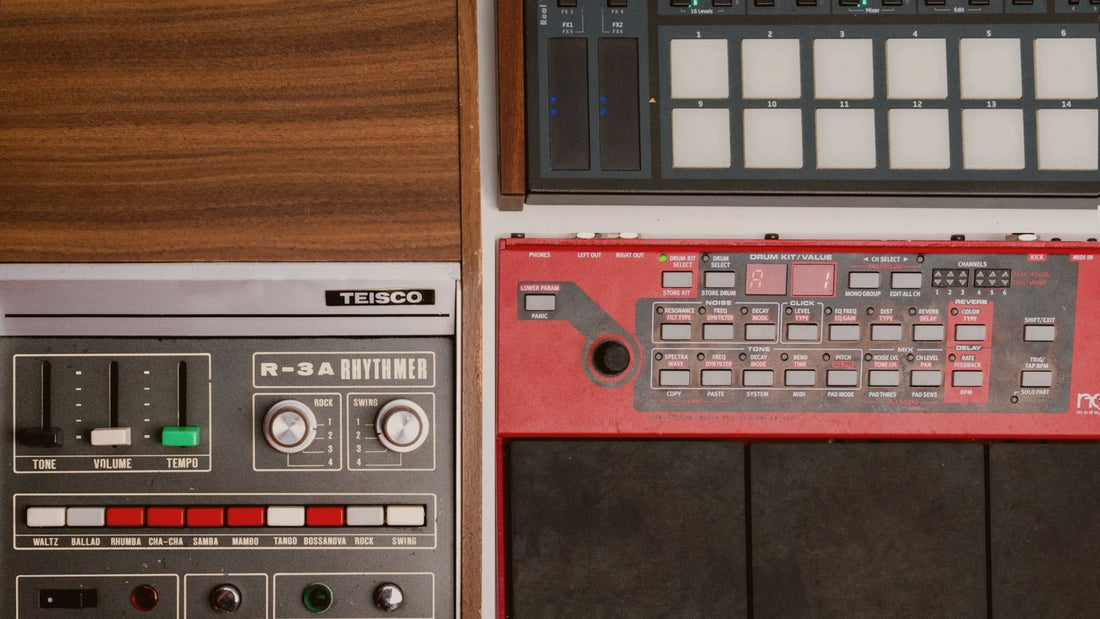 Boîte à rythmes et synthétiseur vintage
