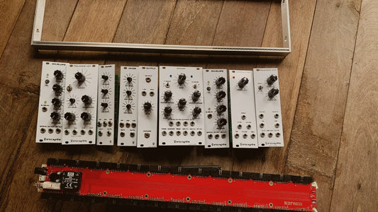 Synthétiseur modulaire dans un studio de production musicale