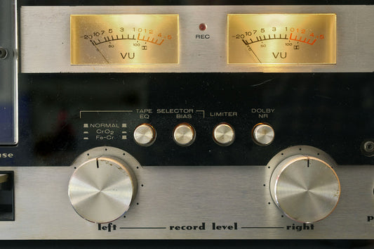 Vumètres analogiques et potentiomètres de niveau d'enregistrement